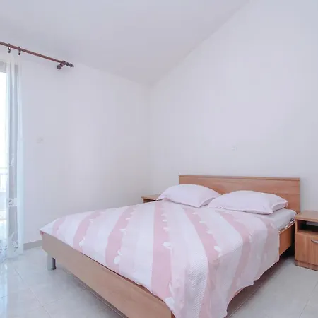 Apartment Two-bedroom In Brodarica